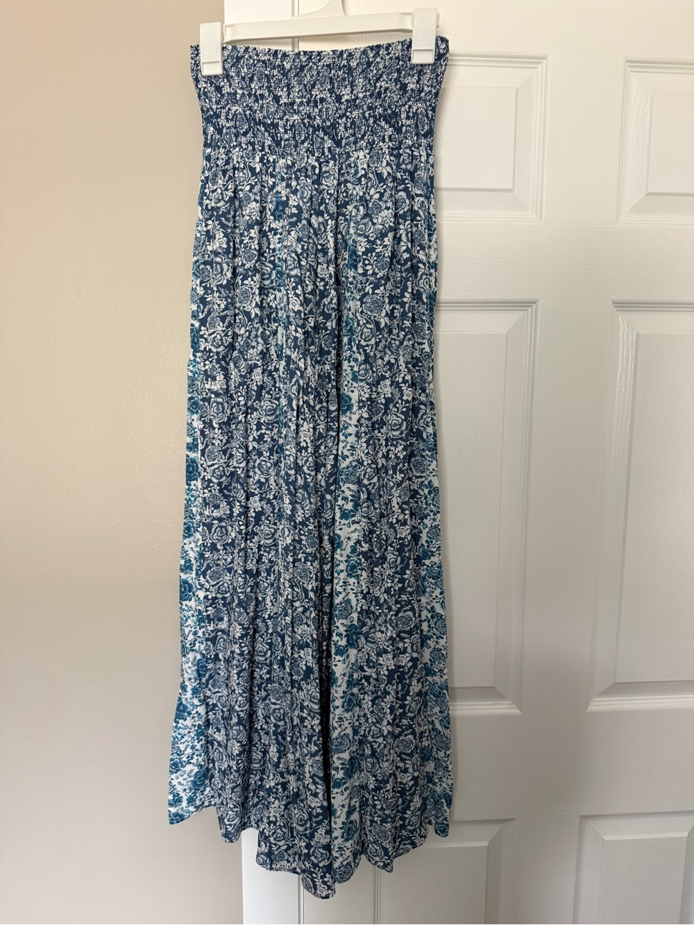 Blue floral maxi skirt. m.